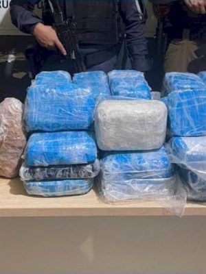 A Polícia Militar do Amazonas (PMAM), por meio do 1º Grupamento de Polícia Militar (GPM), prendeu um homem, de 24 anos, e apreendeu 67 tabletes de entorpecentes, na tarde de quarta-feira (07/05), em Urucurituba (a 208 quilômetros de Manaus).