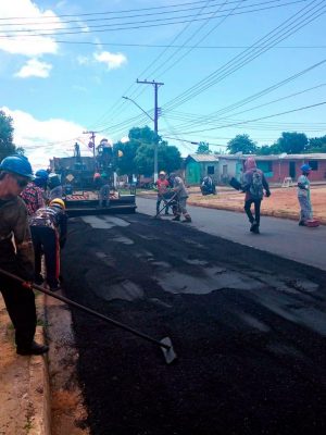 O Governo do Amazonas, por meio da Secretaria de Estado de Infraestrutura (Seinfra) e em convênio com a Prefeitura de Urucurituba, retomou a obra de pavimentação do sistema viário da sede do município (distante 208 quilômetros de Manaus).