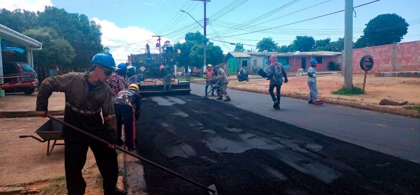O Governo do Amazonas, por meio da Secretaria de Estado de Infraestrutura (Seinfra) e em convênio com a Prefeitura de Urucurituba, retomou a obra de pavimentação do sistema viário da sede do município (distante 208 quilômetros de Manaus).