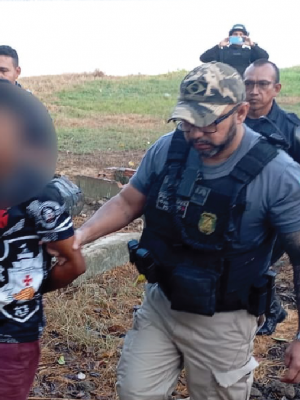 A Polícia Civil do Amazonas (PC-AM), por meio da 41ª Delegacia Interativa de Polícia (DIP) de Urucurituba (a 208 quilômetros de Manaus), com apoio da Guarda Civil Municipal (GCM), e Secretaria de Segurança Pública municipal, cumpriu, na quarta-feira (27), um mandado de prisão preventiva contra um homem, de 20 anos, investigado pelo crime de roubo majorado no dia 7 de junho deste ano.