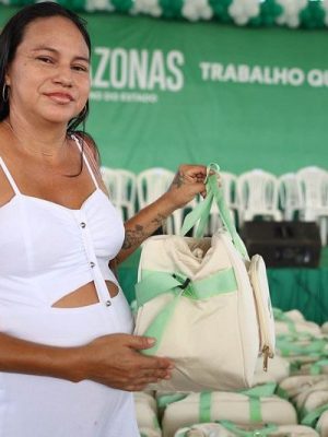 O governador Wilson Lima esteve em Urucurituba (a 208 quilômetros de Manaus) fez, sábado (20), uma série de entregas voltadas ao fortalecimento do setor primário e ao apoio social. As ações contemplaram agricultores familiares, empreendedores e famílias em situação de vulnerabilidade, com repasse de implementos agrícolas, documentos rurais, kits para mototaxistas, cestas de alimentos, kits para bebês, e abertura de linhas de crédito.