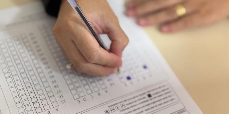 O Ministério Público do Estado do Amazonas (MPAM) ingressou com uma Ação Civil Pública (ACP) pedindo a anulação de três editais do concurso público promovido pela Prefeitura de Urucurituba, em parceria com o Instituto Merkabah. A medida tem como base supostas irregularidades identificadas nos editais nº 02/2023, nº 03/2023 e nº 04/2023, que ofertaram mais de 700 vagas em diversas áreas, incluindo saúde, educação, assistência social e administração.